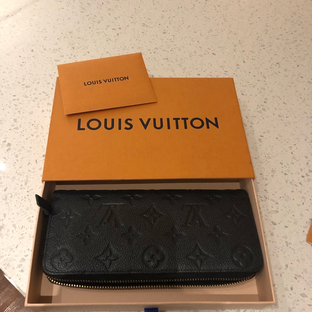 Like new, stunning Clèmence Louis Vuitton wallet!